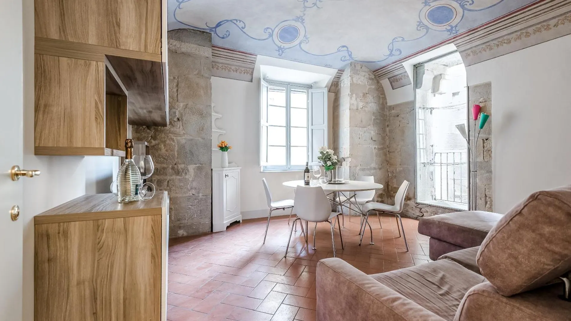 Hostly-Maison Le Vettovaglie-Historical Center contacts